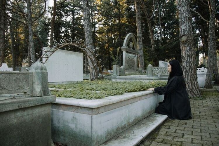 Can Women Go to Graveyard in Islam Rulings and Guidelines