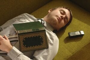 Is It Permissible to Listen to the Quran While Sleeping? Top Benefits