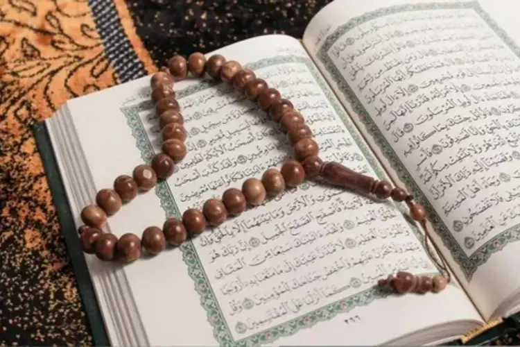 How Do the Quran and Sharia Guide Muslims